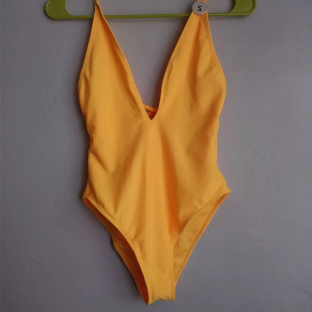 Yellow swimwear.☀️
